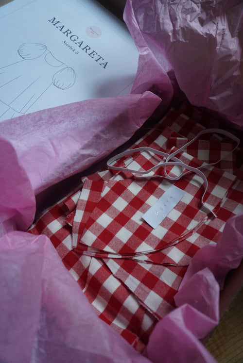 BYRÅLÅDA - Margareta klänning, kort puffärm, S