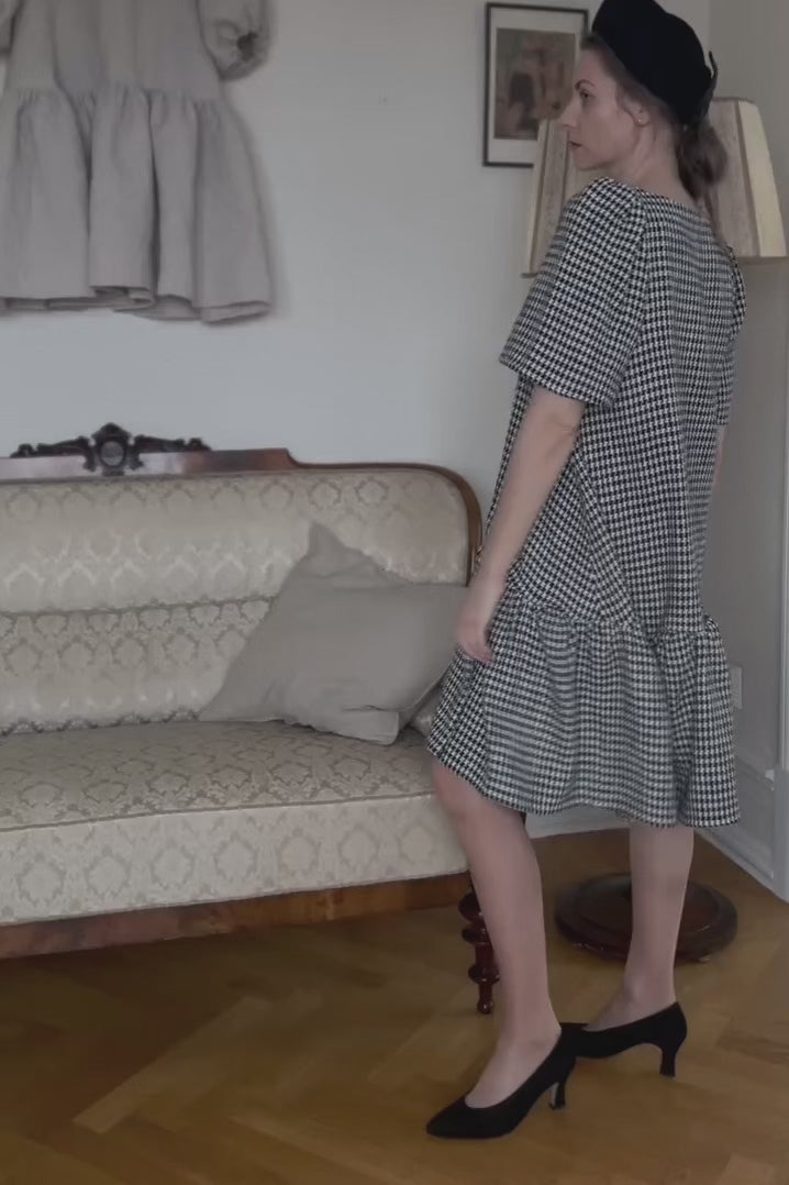 Margareta – hundtandsmönstrad klänning