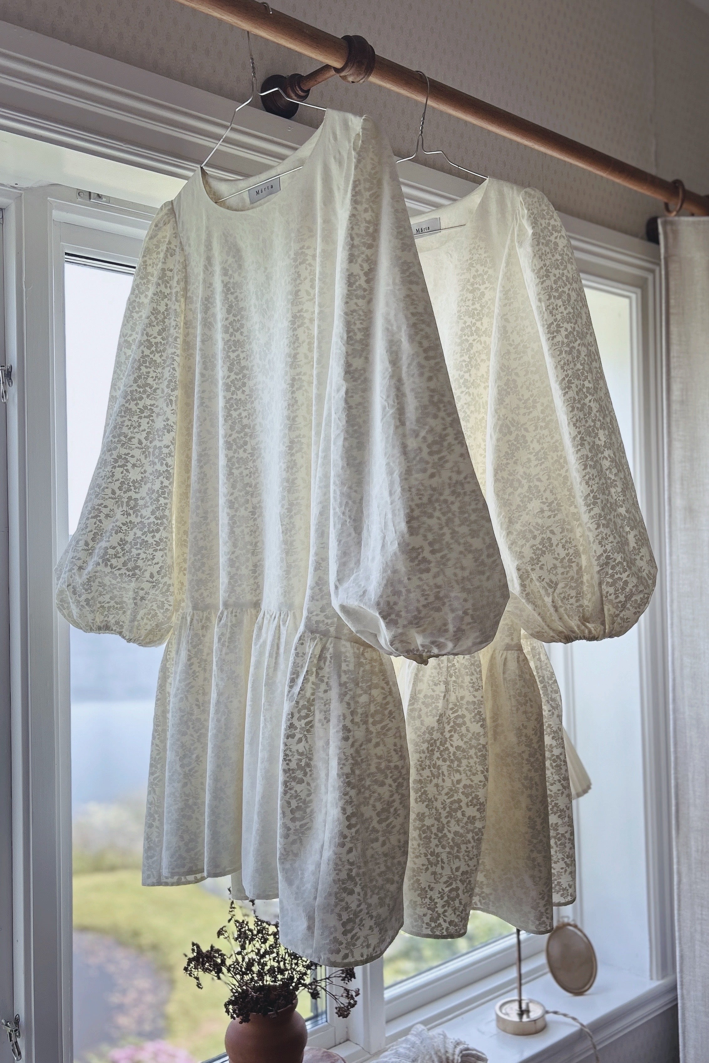 Margareta - blommig klänning med lång ärm