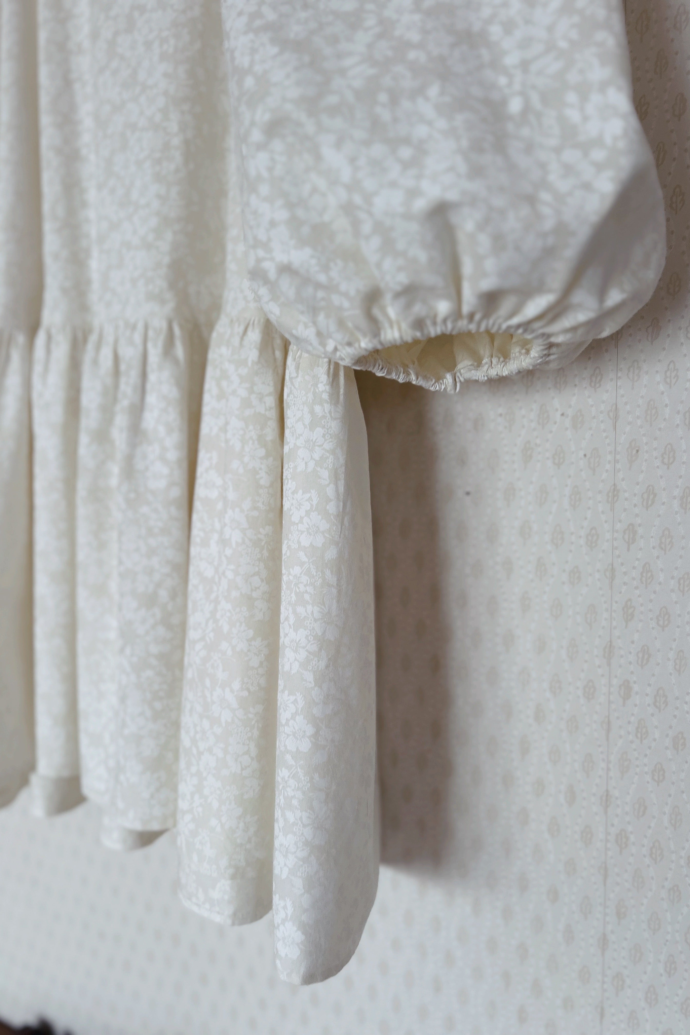 Margareta - blommig klänning med lång ärm