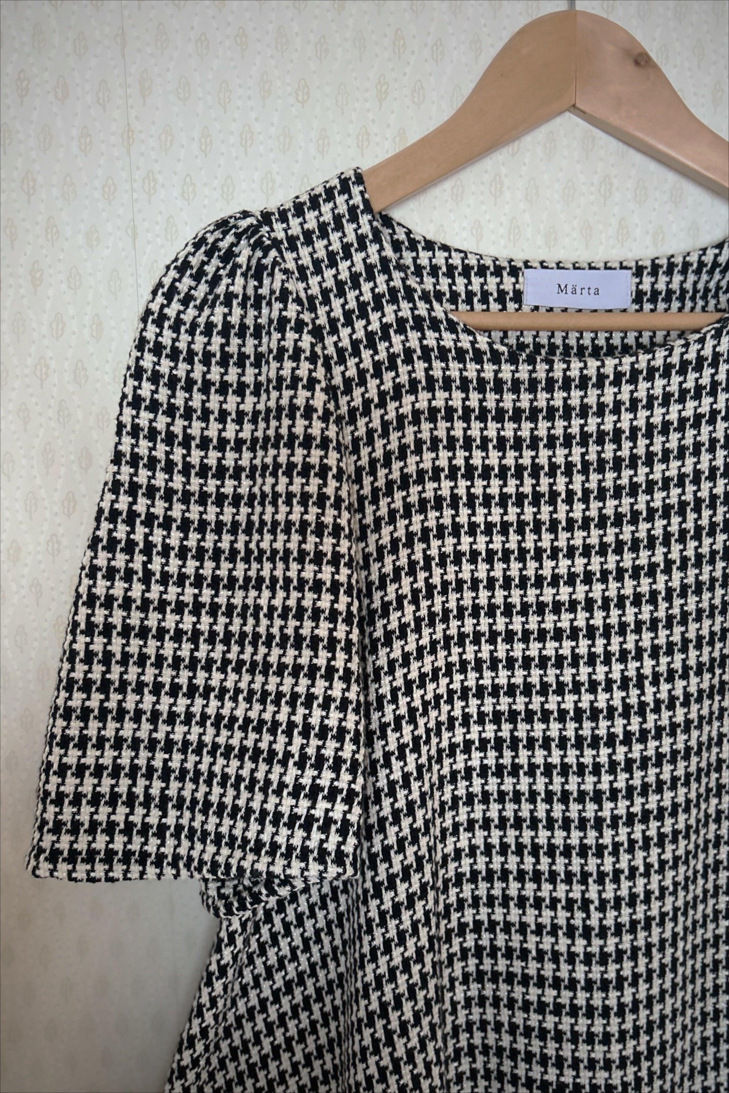Margareta – hundtandsmönstrad klänning