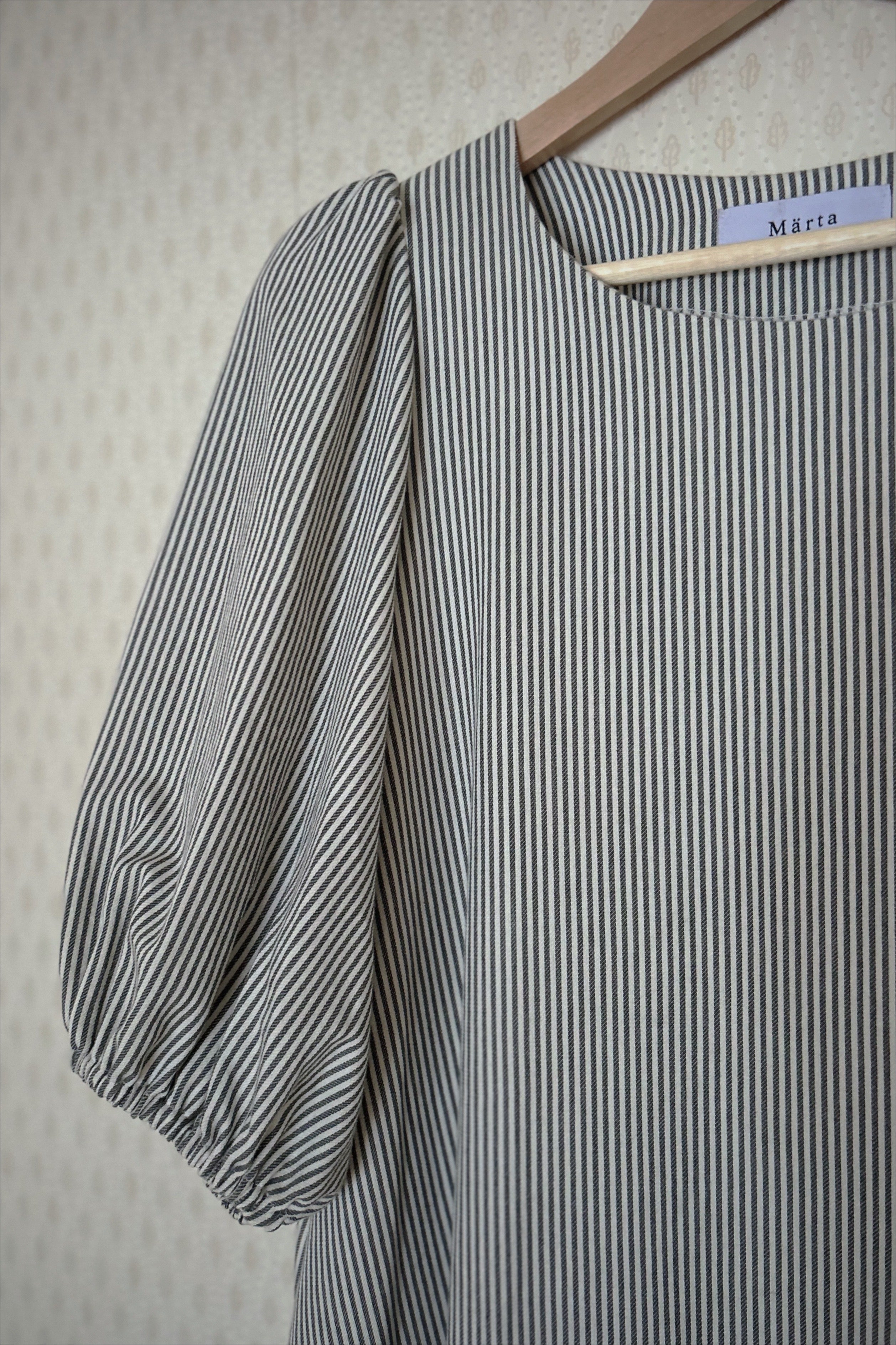 Margareta – smalrandig klänning