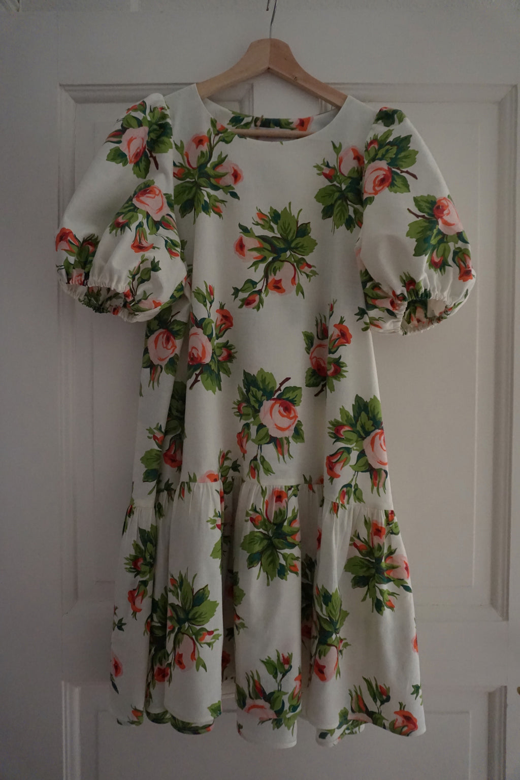 Margareta klänning sydd i blommigt tyg, med kort puffärm
