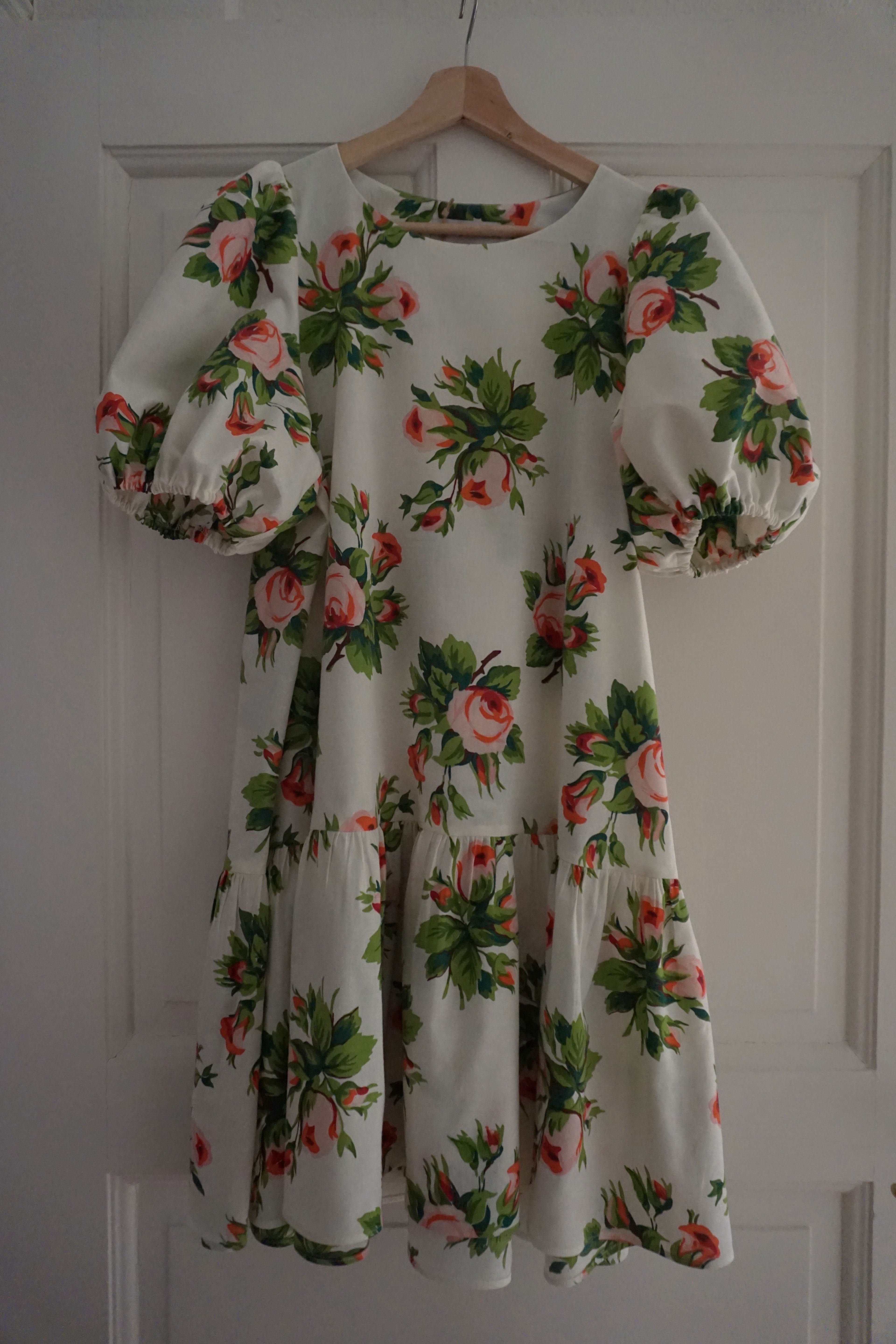 Margareta klänning sydd i blommigt tyg, med kort puffärm
