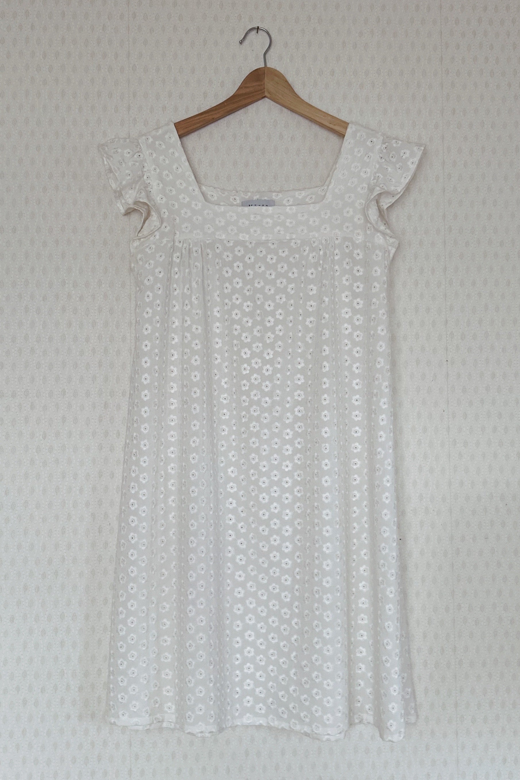 Vit klänning i broderie anglaise