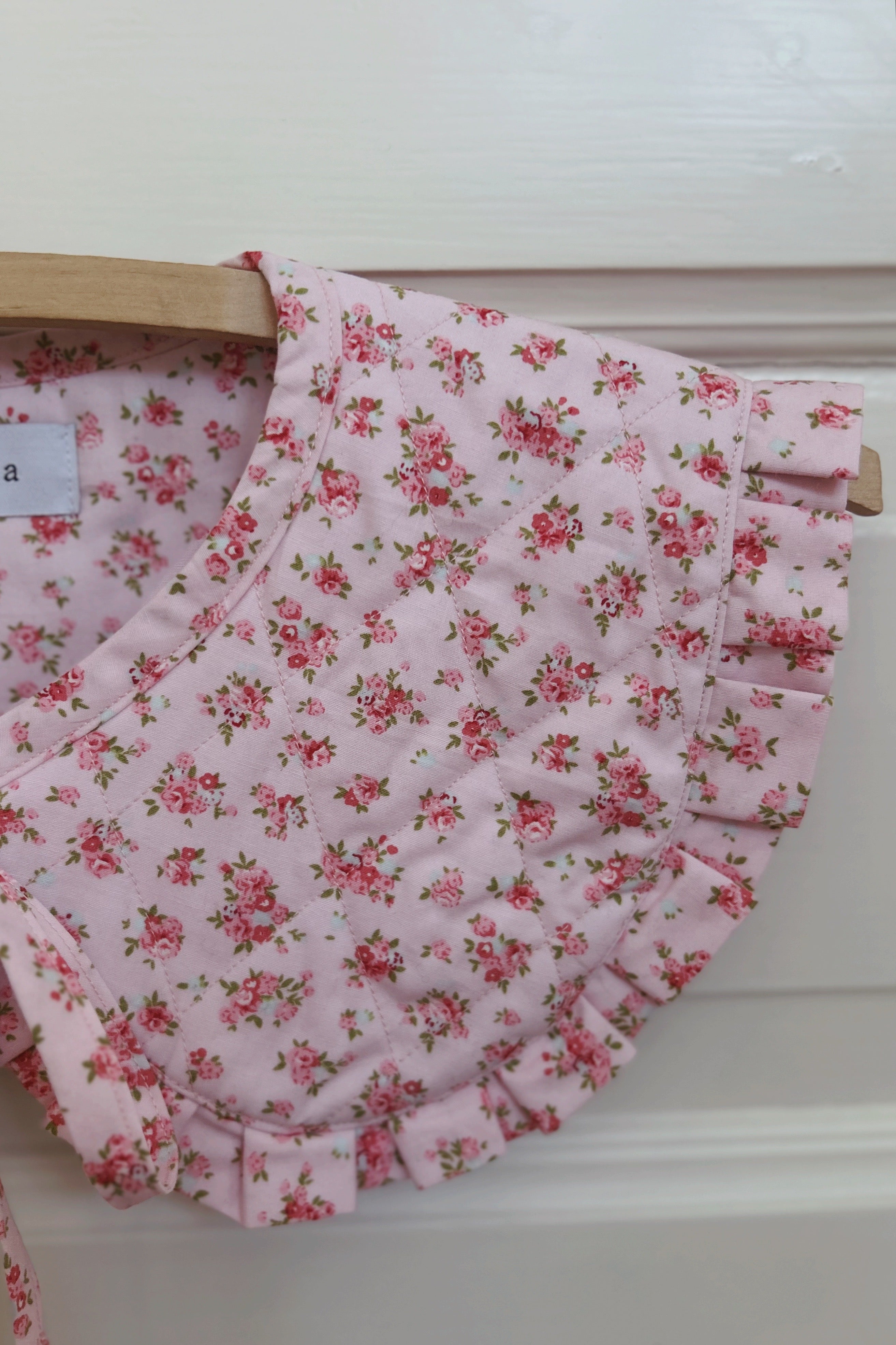 Quilted collar with ruffle