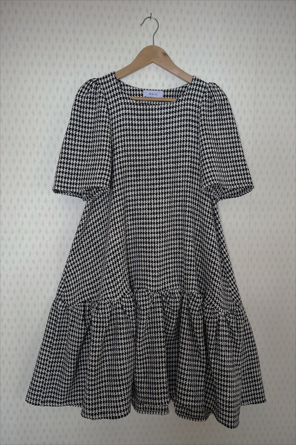 Margareta – hundtandsmönstrad klänning
