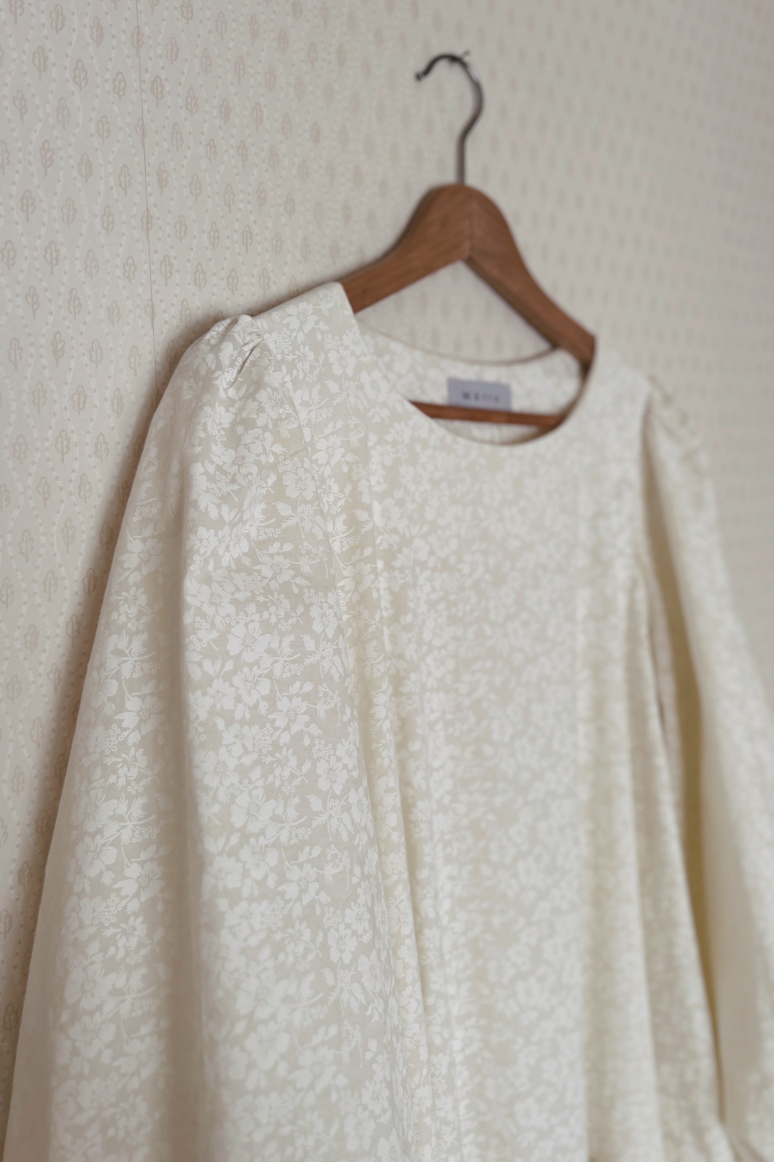 Margareta - blommig klänning med lång ärm