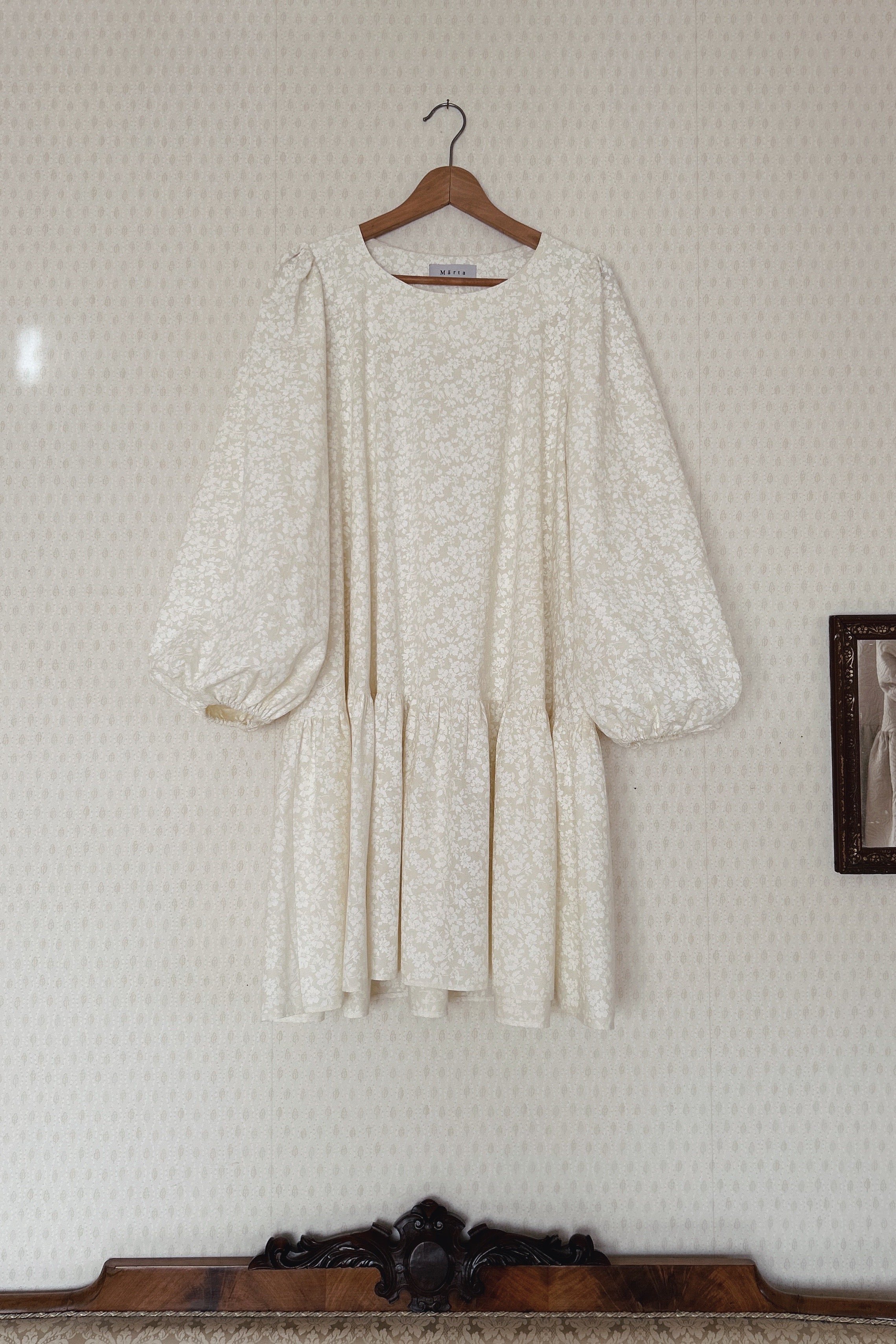 Margareta - blommig klänning med lång ärm