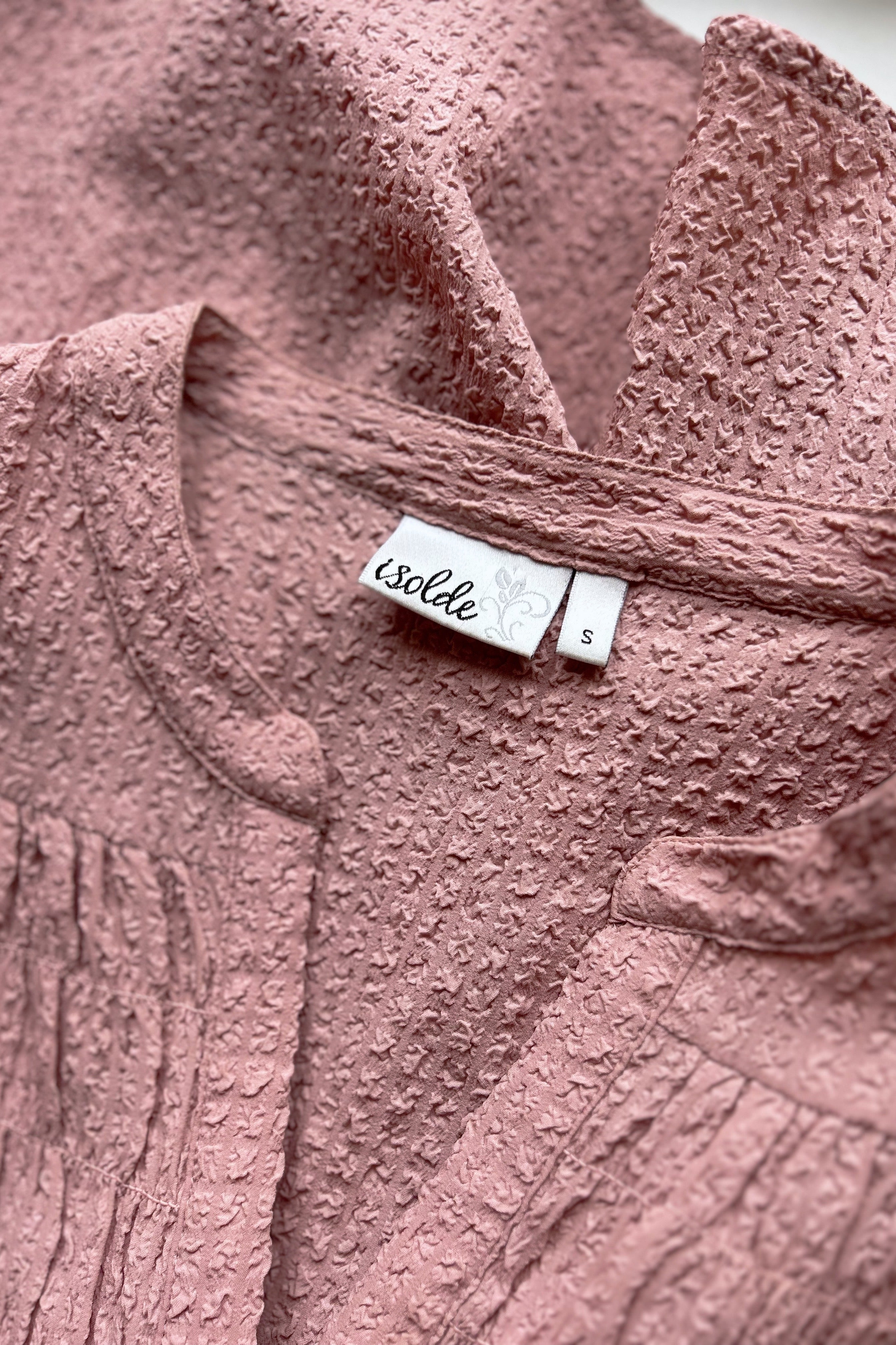 Isolde | Ljusrosa strukturerad blus | Stl S