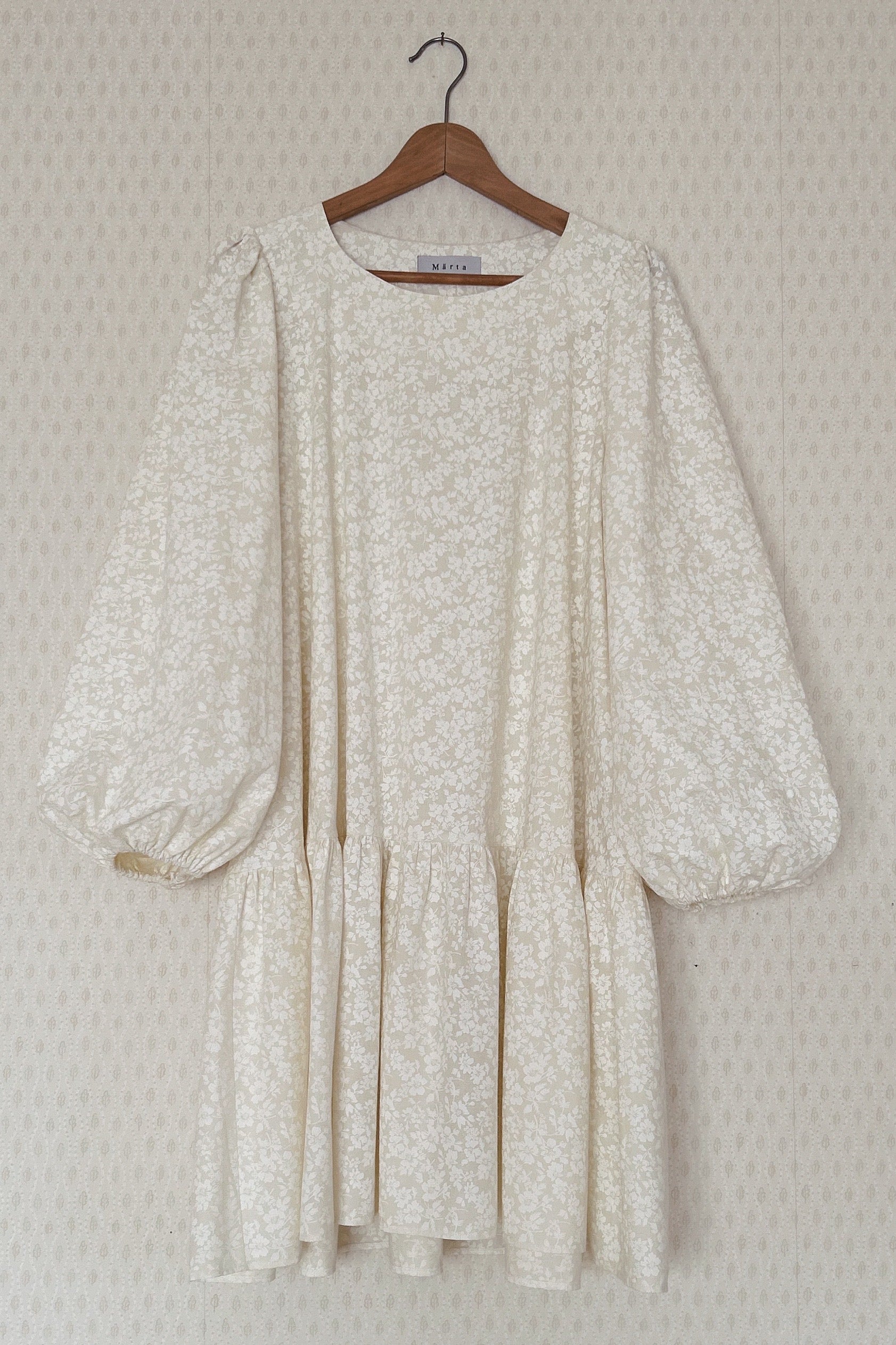 Margareta - blommig klänning med lång ärm