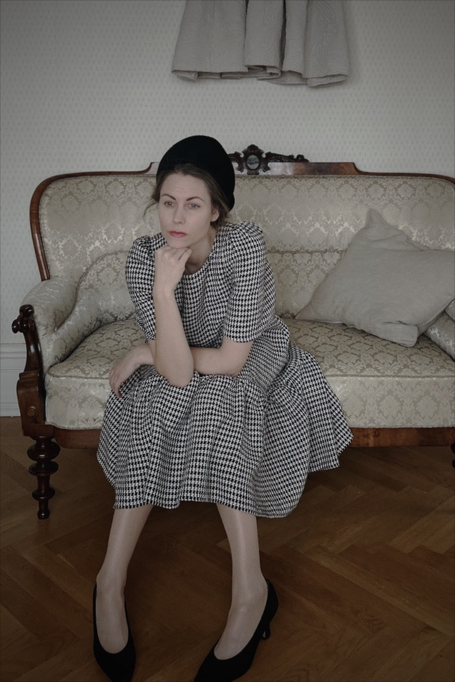 Margareta – hundtandsmönstrad klänning