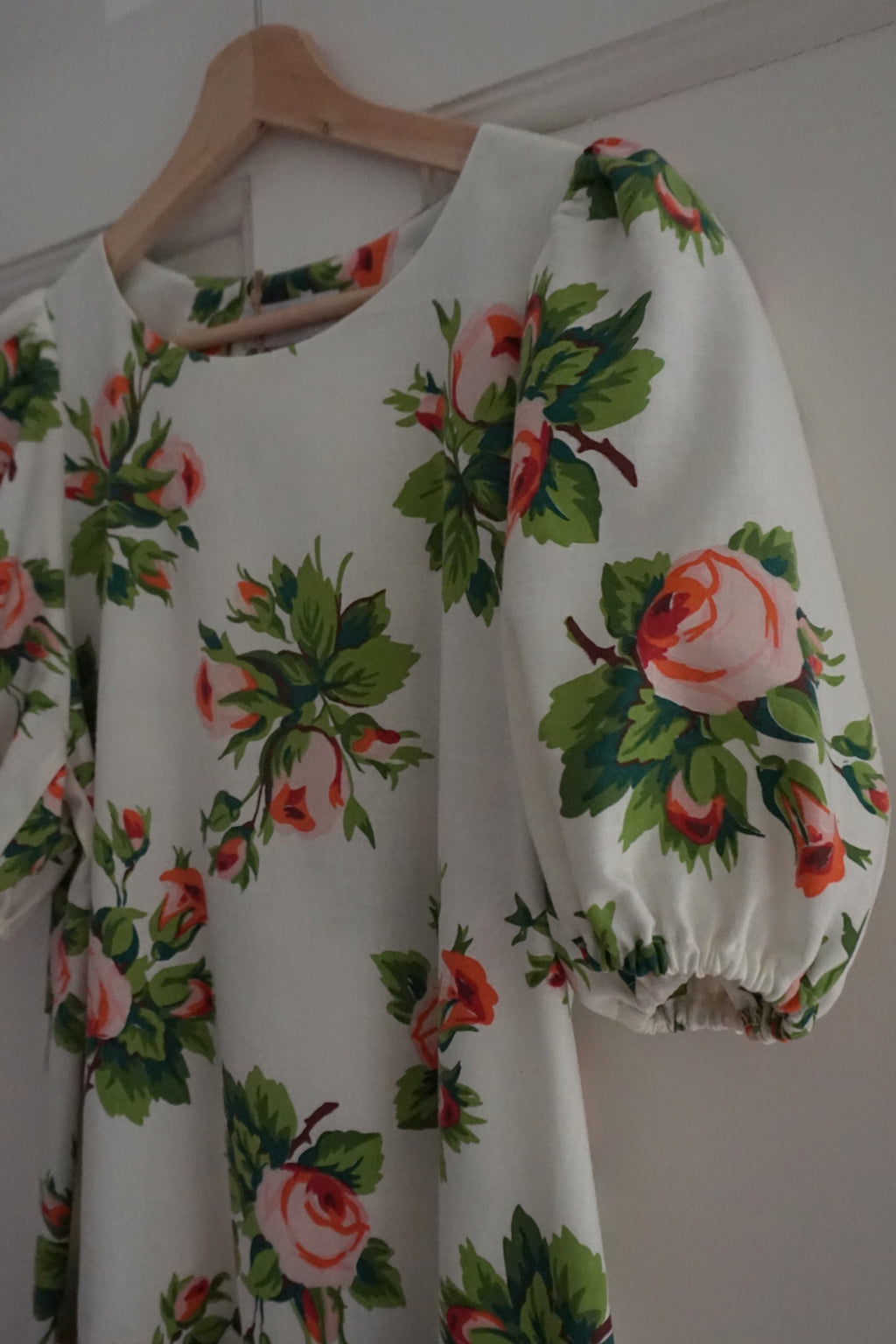 Detalj puffärm och halsringning Margareta klänning
