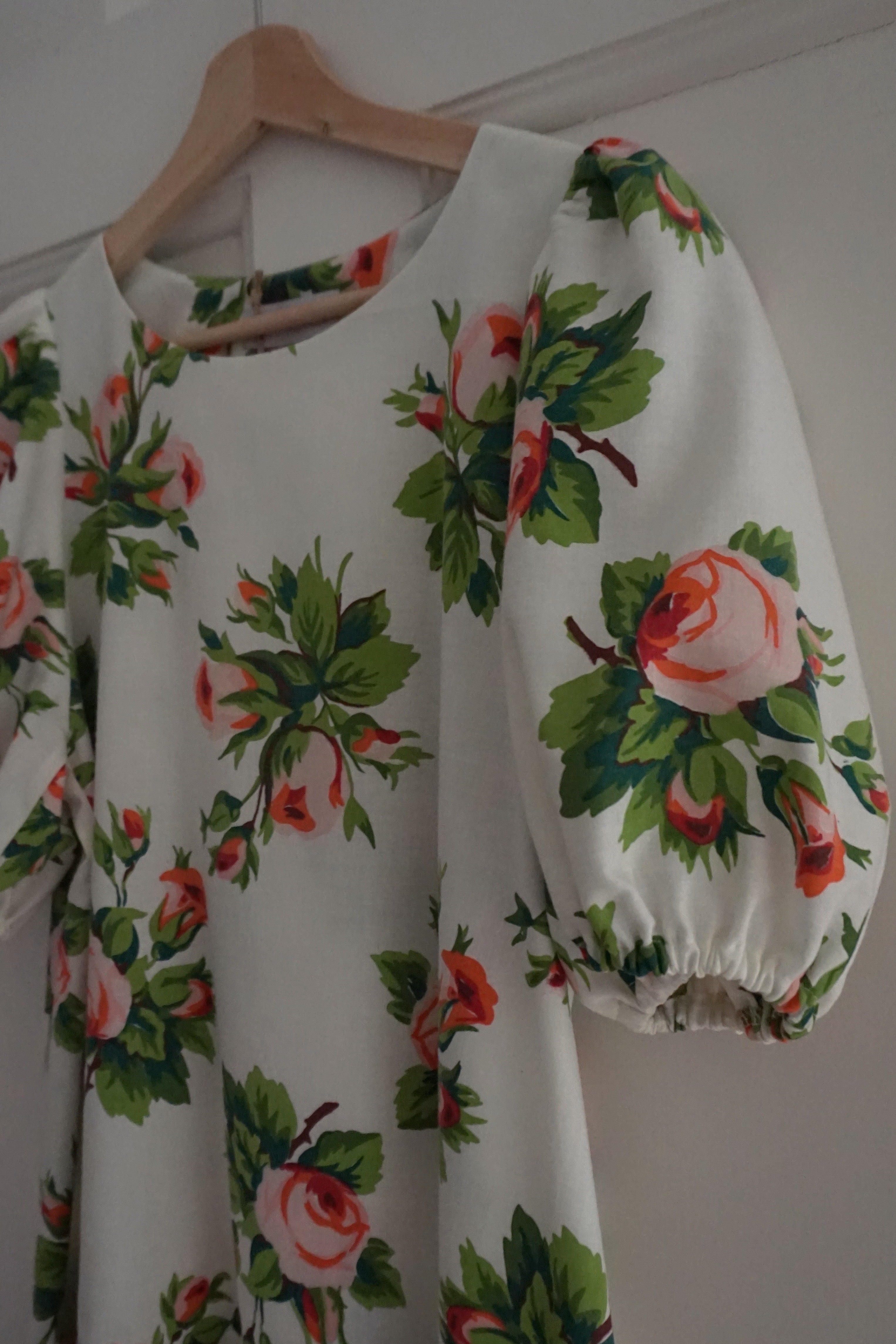 Detalj puffärm och halsringning Margareta klänning
