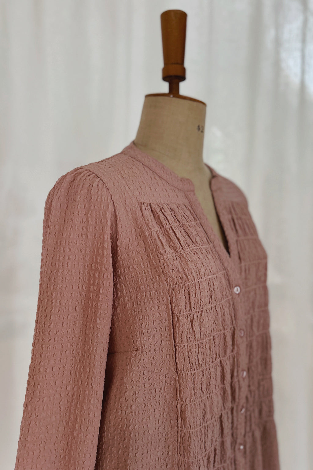 Isolde | Ljusrosa strukturerad blus | Stl S