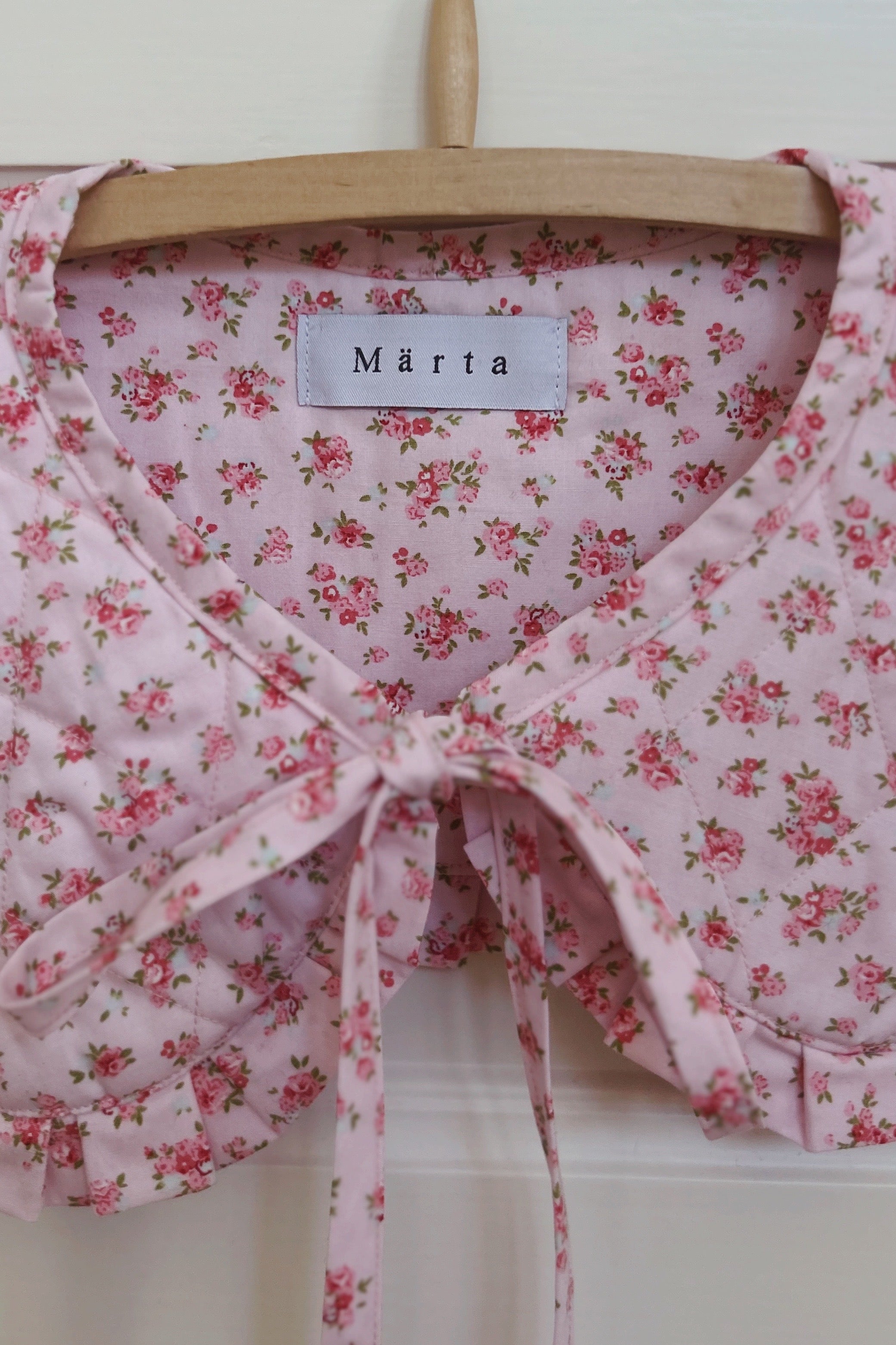 Quilted collar with ruffle