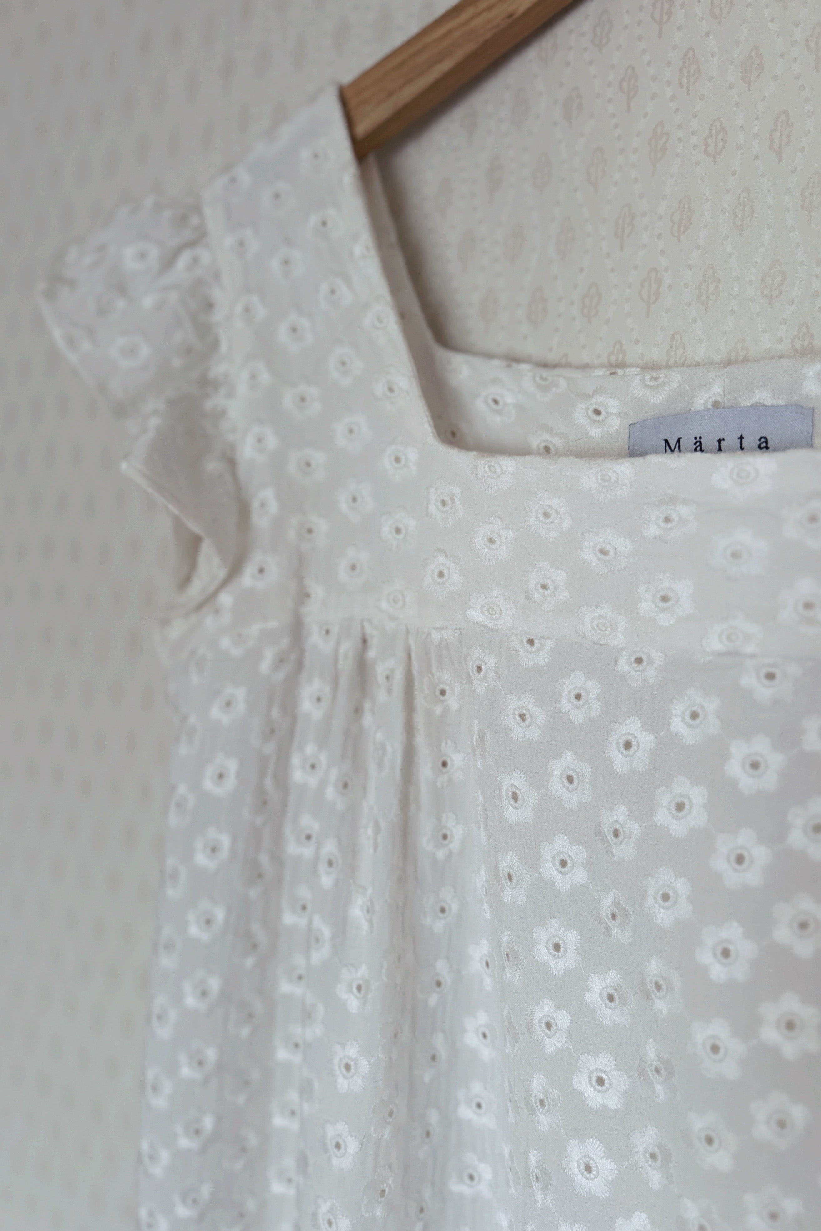 Vit klänning i broderie anglaise