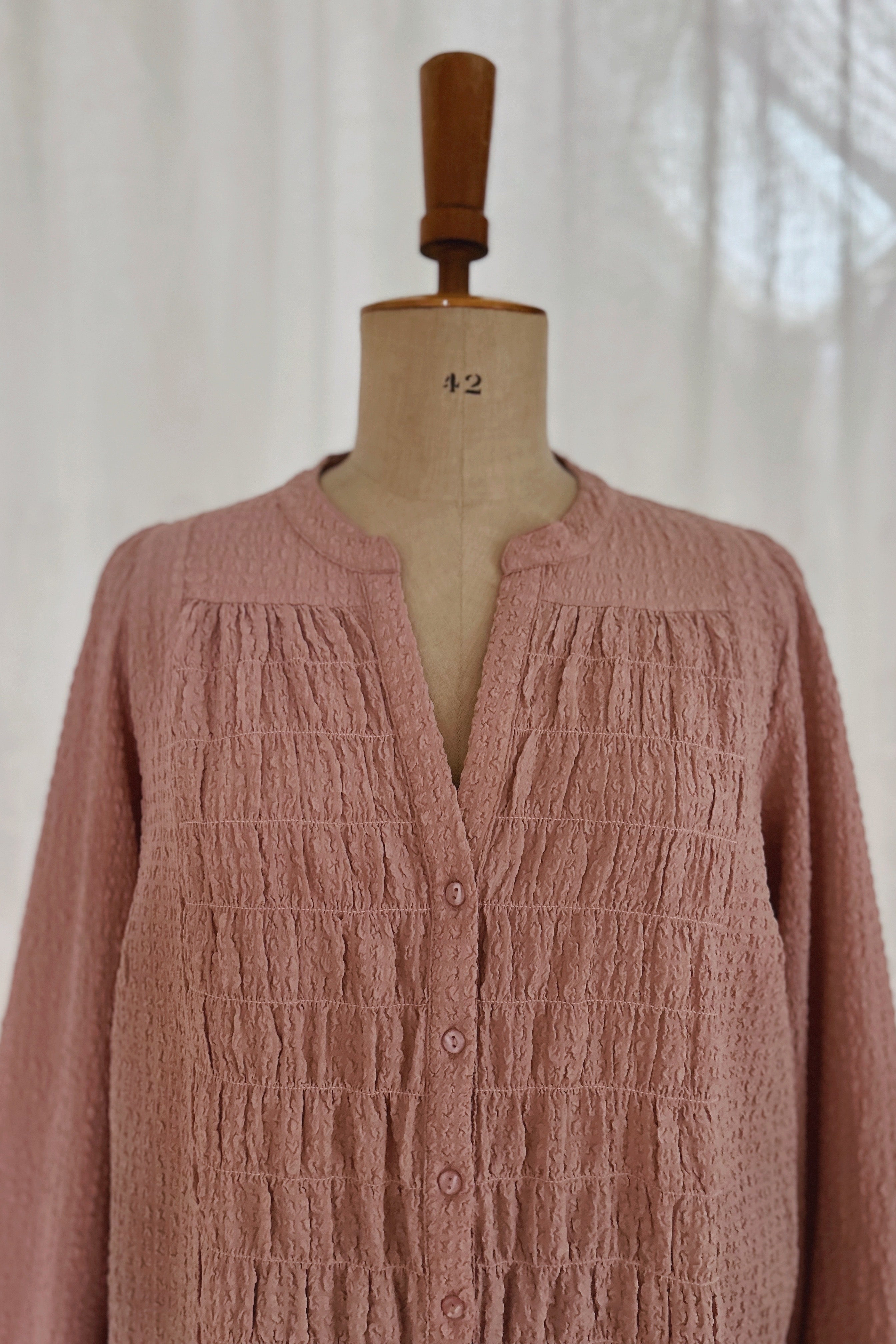 Isolde | Ljusrosa strukturerad blus | Stl S