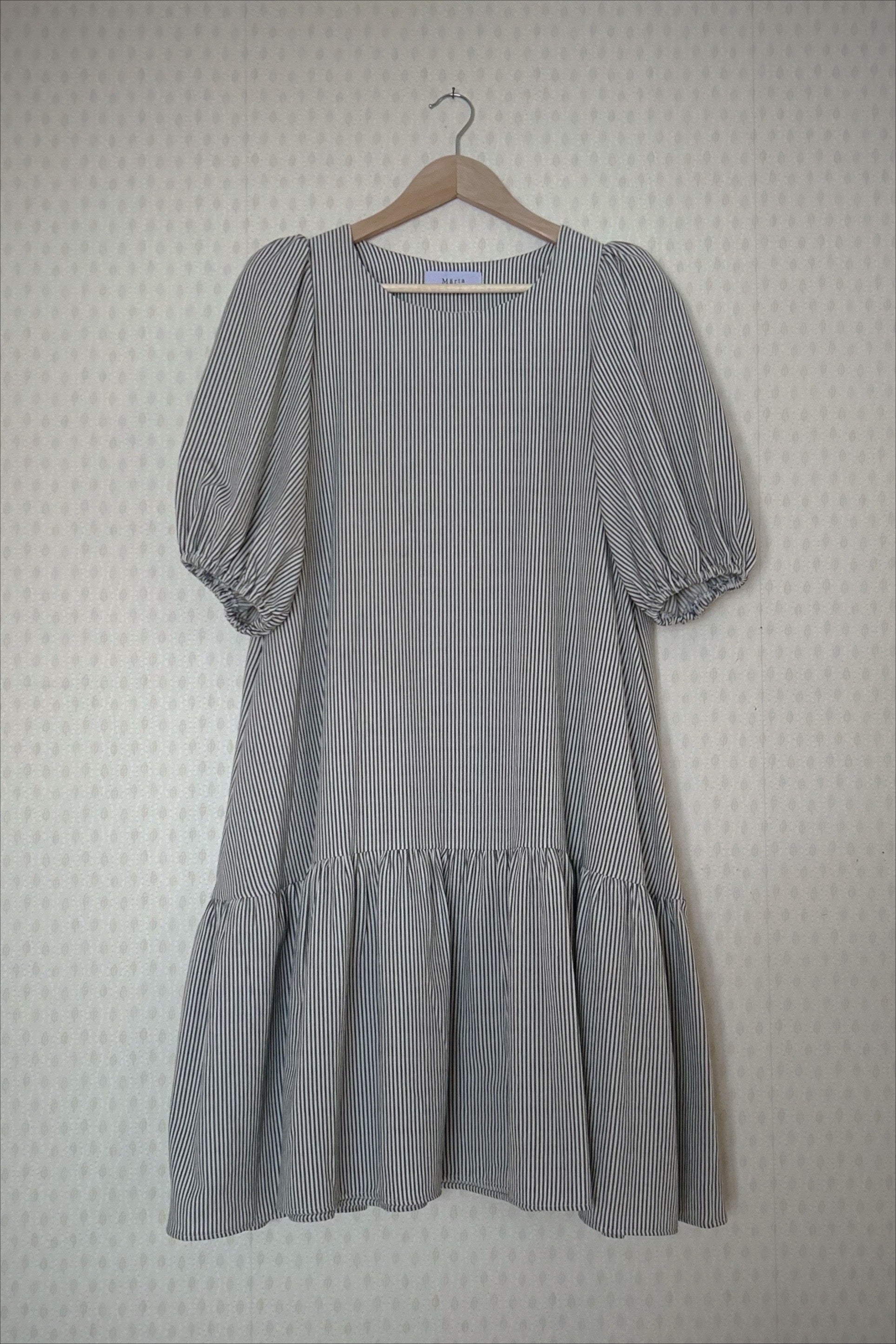 Margareta – smalrandig klänning